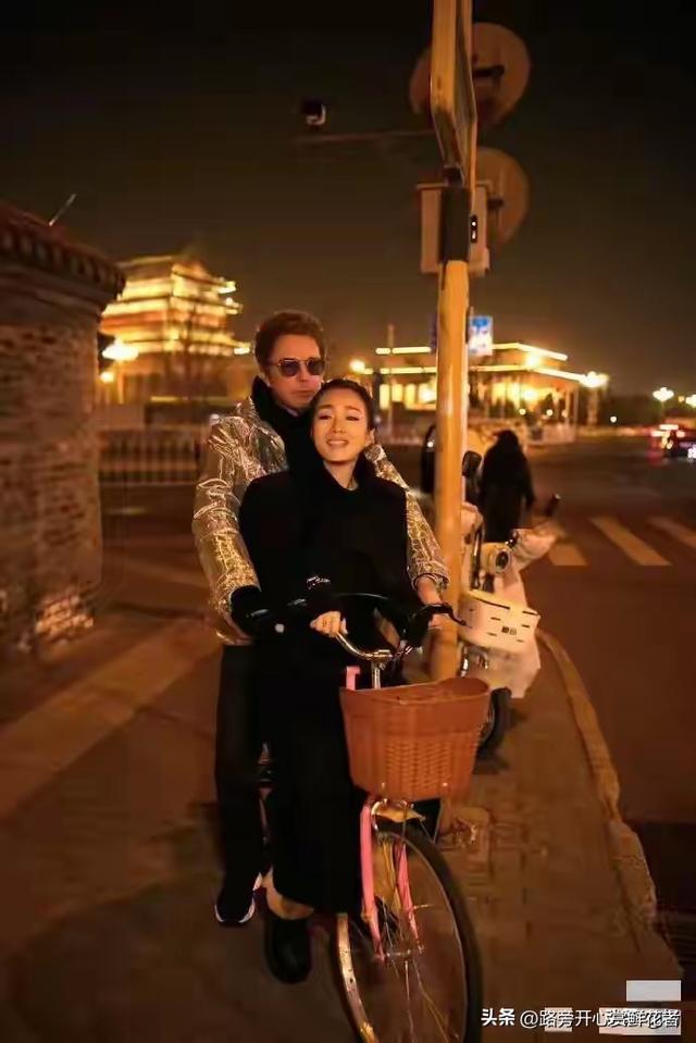 59岁巩俐带老公回北京，带77岁的雅尔打卡北京中轴线，老公好年轻