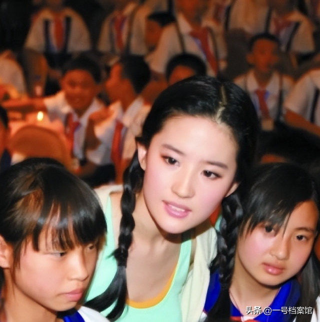 开眼了，美籍的刘亦菲被中国外交部公开点赞，她是真正的中华儿女