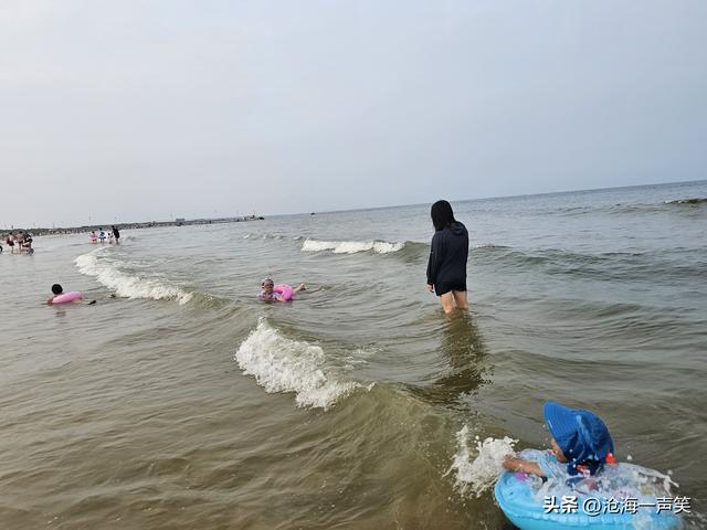 海边听涛，涛声依旧在，故人依旧在，浪声依旧在，只是游人归