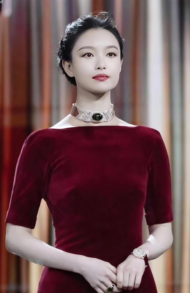 论气场的重要性！倪妮用项圈证明：不是衣服挑人，是人盘活衣服