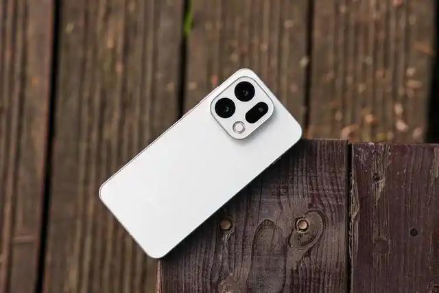 2025年手机性能天梯榜：这四款“性能怪兽”为何能稳坐第一梯队？