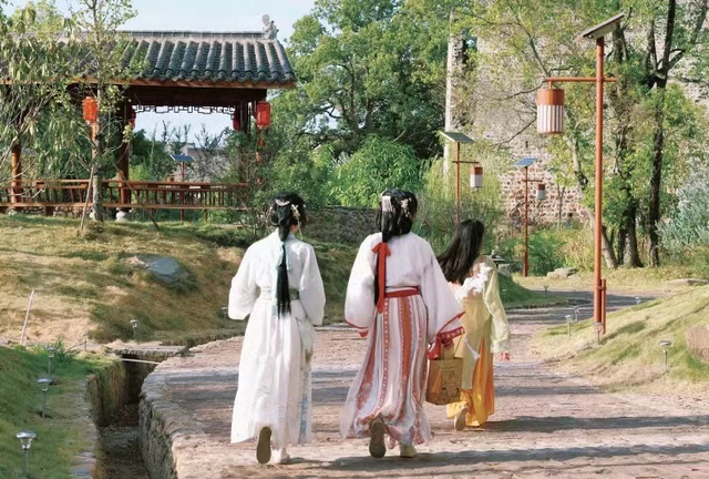 收好始兴这条线路，一天玩转艺术、古村与落羽杉，追一场岭南最绚烂的秋！