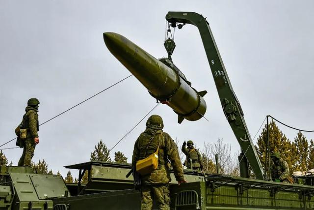 【今日关注】射程5500公里打穿北约防线俄“榛树”战斗值班！