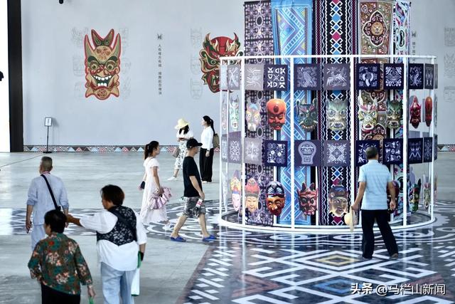 第五届湖南旅游发展大会“一轴三点”重点工程和重点观摩项目——榆树湾·青春广场正式开街迎客