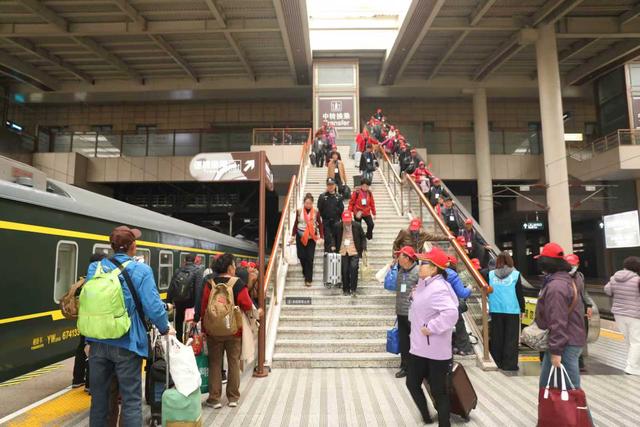 陕西首趟“秦岭号”普惠适老旅游专列温暖启程