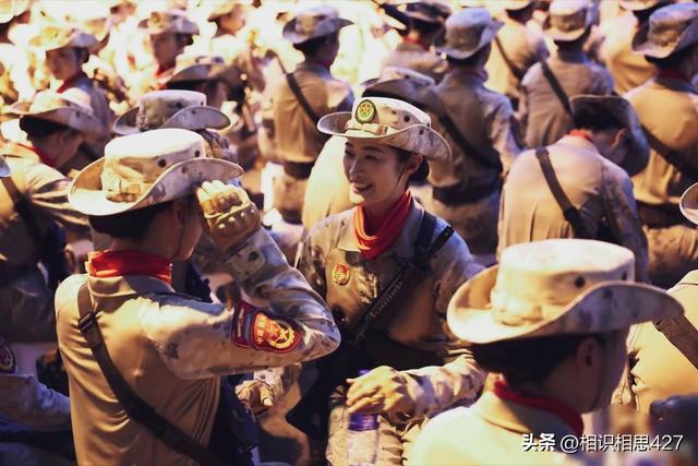 女民兵拉着五颜六色拉杆箱返程，阅兵靴子没来得及换，穿衣很时尚