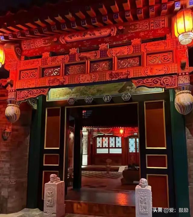 李湘的女儿王诗龄在自家北京小院拍照，配这个色调看上去有点吓人