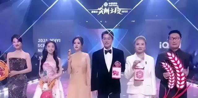 陪玩陪睡只是冰山一角，认干爹，舔手指，拜高踩低，实在荒唐！