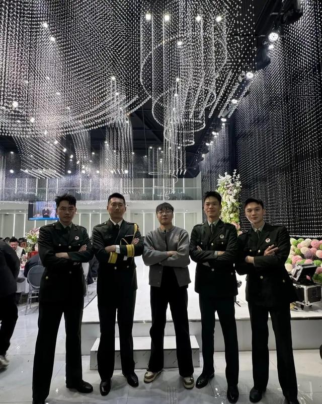 张自轩婚礼现场	，新娘很强势两次拒绝他的亲密动作，岳父实力不菲