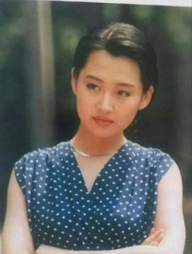 她一生 “风流成性、老少通吃”，撩汉无数，至今54岁却依旧单身