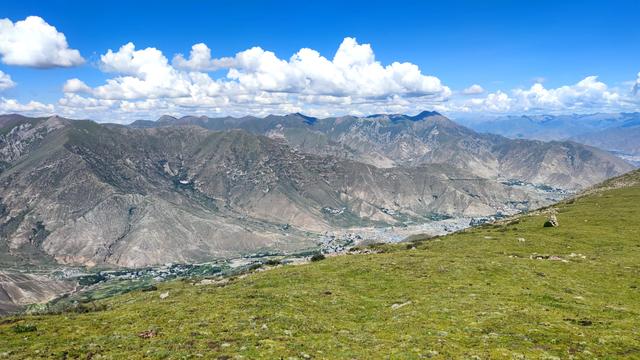 爬拉萨哲蚌寺后山，从海拔3600米到山顶5300米，上下20公里