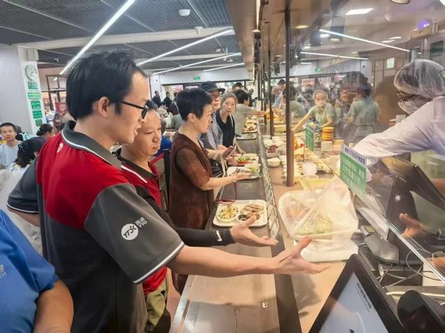 上海“梧桐区”9.9元吃饱、12.9元吃好，还能一分钟取餐？快递师傅：便宜得让人不好意思