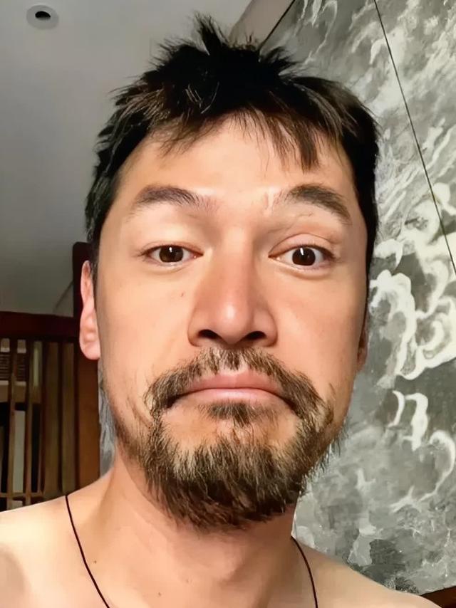 43岁胡歌涅槃归来，车祸伤疤成勋章，携经纪人妻女同框近况太解气