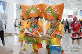 碰彩蛋、抛绣球、跳竹竿舞......广西北海市民游客体验“三月三”民俗好欢乐！图片