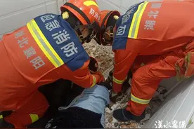 惊呆！襄阳女子手卡便池10小时，只因…图片