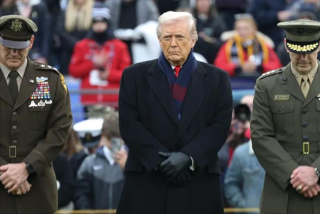 摊牌了！美国备战信号强烈，川普要“砍官增兵”，第一波福利已发