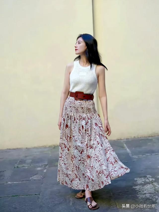 不愧是国民媳妇胸型都好看，还不大不小的既有女人味穿衣服又好看