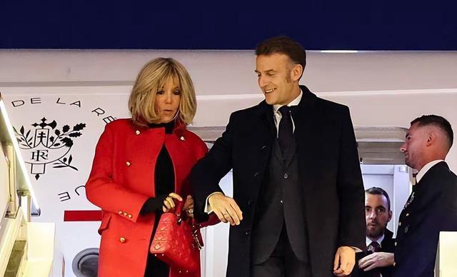 好美啊！72岁法国第一夫人北京惊艳亮相！低温却红大衣露腰！