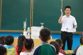 掌握狮吼功、空气炮后，这届老师又在抖音学造水火箭，成了学生眼中的魔术师图片