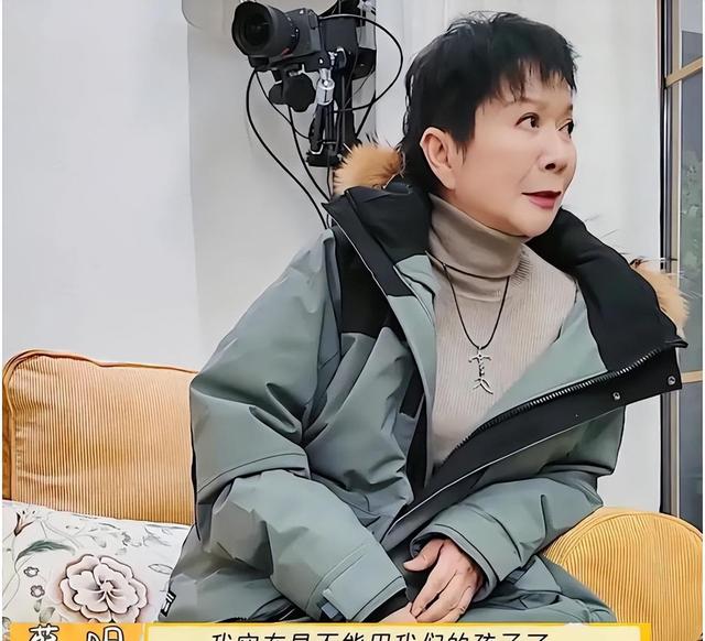 钱再多有什么用，64岁身价千万的蔡明，还是要为39岁儿子操碎了心