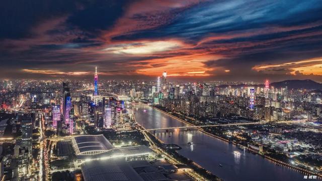 一场时尚大秀,一座大城闪亮