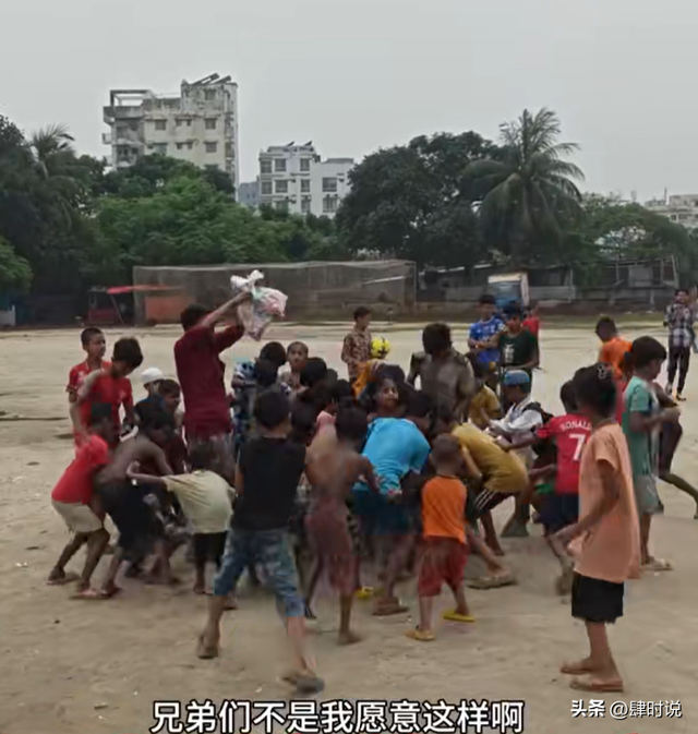 网友探秘恒河下游贫民窟，眼睛睁不开 全程干呕，小孩躺泥水里打滚