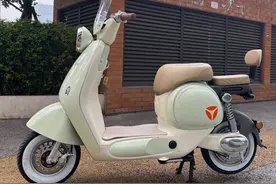 雅迪Q50钠电版电动车来了，这4大实用功能，专为外卖小哥量身定制图片