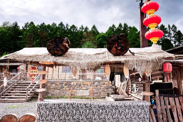 长白山有一座锦江木屋村，已有300多年，遗世独立又充满烟火气息