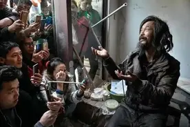 “流浪大师”沈巍被发现街头翻找垃圾桶，本人否认“重回流浪生活”：是坚持节俭理念图片