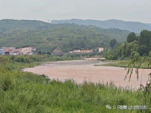昨天大雨后我们走沿河路逆流而上，看弥河大水
