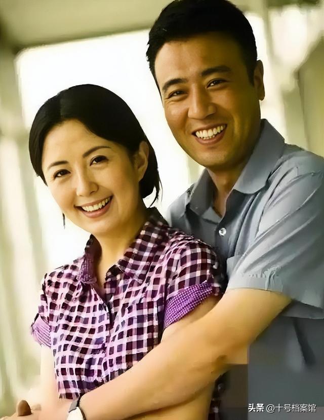 原来他们是夫妻，结婚多年不离不弃，如今靠着《沉默的荣耀》火了