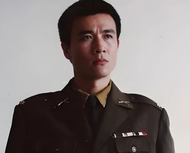 原来他早已去世，15岁演戏44岁走红，47岁患癌离世，哥哥是尔康爹