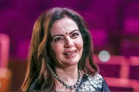 身家8696亿人民币的印度首富的妻子，被丈夫独宠40年，脸也馒化了图片