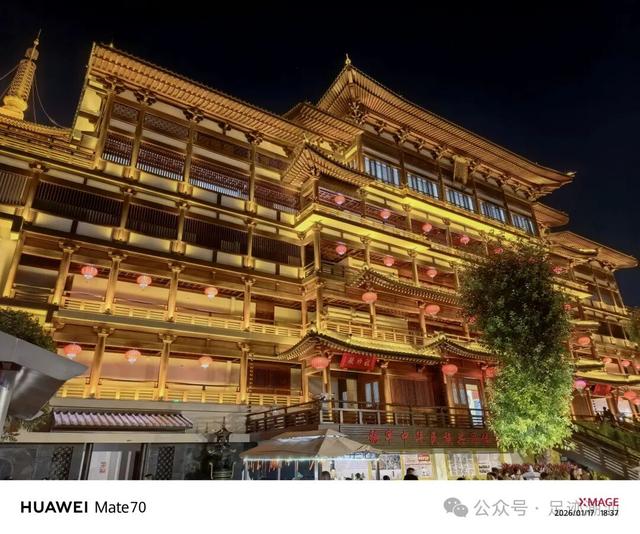揭阳双峰寺夜景火出圈！鎏金灯光里，梦回大唐盛世