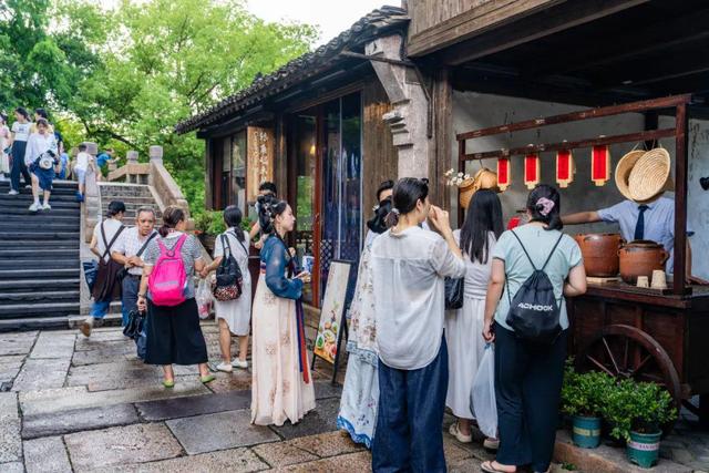 全国三千古镇凋零，唯独乌镇年年暴赚，它凭什么一年吸金上百亿