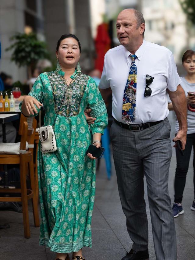 等我老了，绝不穿“花衣服”，瞧瞧这些60岁阿姨的打扮，多洋气