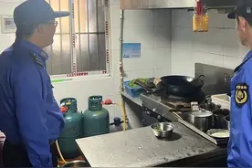 露天烧烤怎么管？新桥城管开展“白加黑”治理行动图片