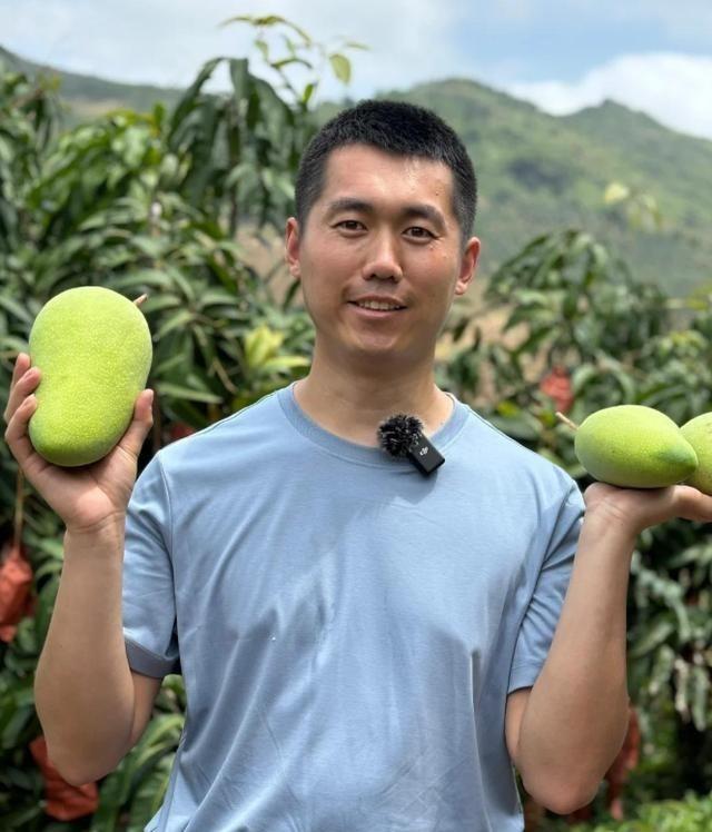 九三阅兵刚结束，最帅升旗手张自轩被骂惨了！如今他后悔了吗？