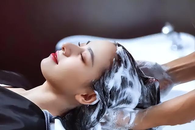 理发行业惨遭重拳，明明没有受到电商冲击，为啥会把自己玩黄了？