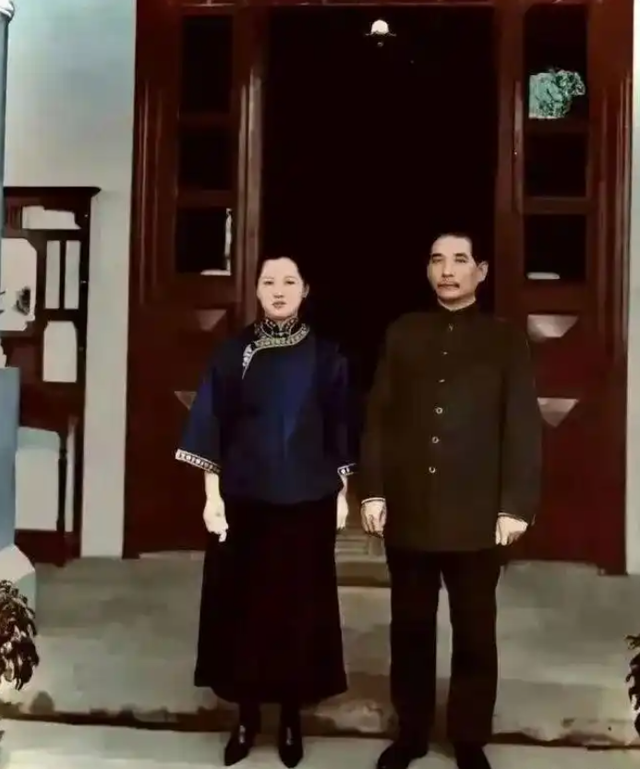 孙中山和宋庆龄的一张真实合影！真是太美了，颜值碾压影视演员！