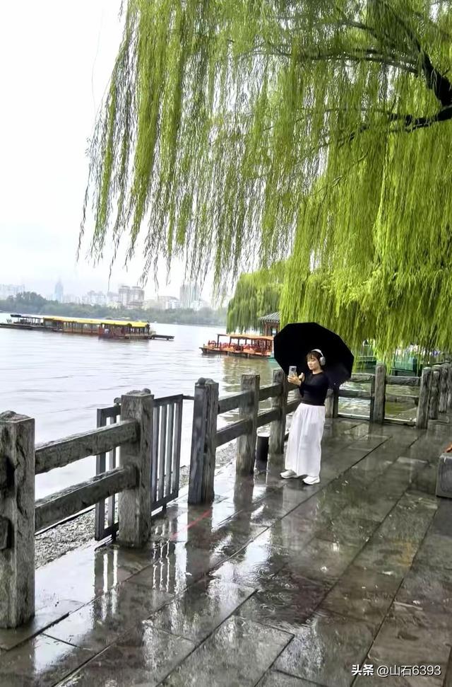 新华社原军事记者陶俊峰泉城美拍：《秋雨中游览大明湖》