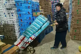 冷库工人的“冰火两重天”图片