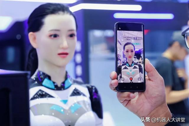 2025WRC热点直击！全球首个！清宝机器人共情头部系统发布！