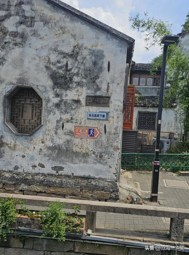 平江路打伞避暑的姑娘，平静的河水，悠悠的乌篷船，悠久的历史