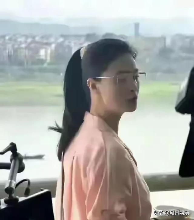41岁的蒋欣在重庆炸街，瘦成排骨胸筷子腿仍凹凸有致有魅力