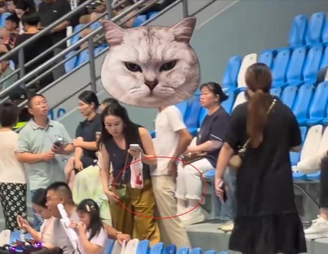 张信哲泰州演唱会上！男子当众猥亵女性，恶意顶胯摩擦，警方回应