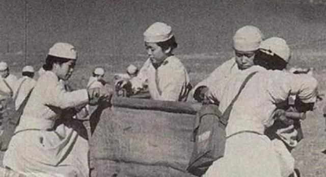 他不忍杀日本女俘，将她带回家乡，34年后才知道：妻子身份不一般