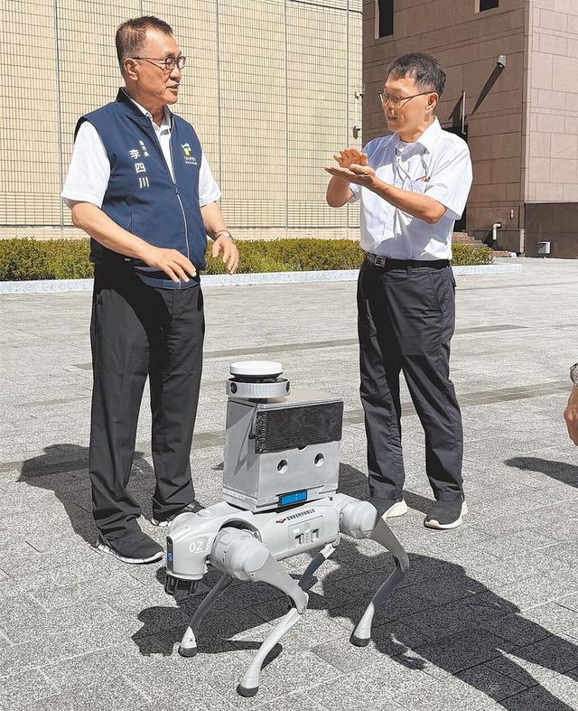 台北用疑似大陆“智能机器狗”巡检，采购价约为淘宝价100倍；台湾绿媒给机器人套和服上节目，被扒出大陆产