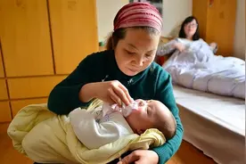 去女儿家养老，女婿10天和女儿吵架6次，外孙一句话我终于懂了图片