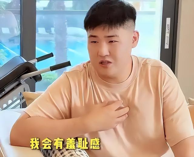 道歉不到24小时	，闫学晶再迎三大噩耗，她儿子可能30万都赚不到了